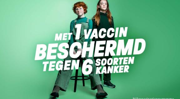 Jongen en meisjes poseren op een kruk voor campagneposter HPV vaccin