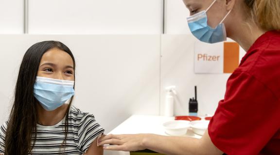 Meisje krijgt vaccinatie