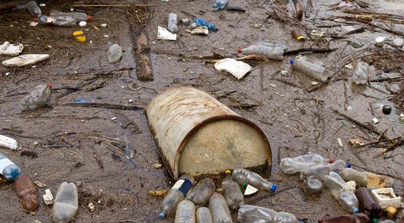 Gedumpt afval en plastic in het water