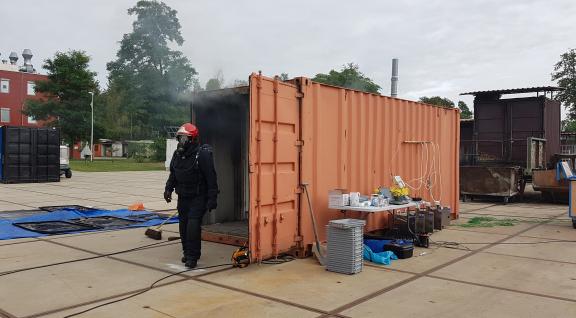 Brandexperimenten met zonnepanelen in container
