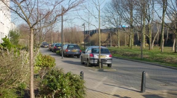 Straat met auto's en huizen