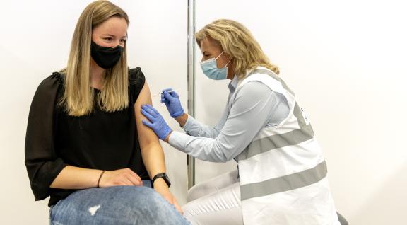 vrouw krijgt vaccinatie