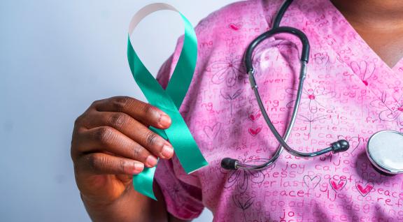 Vrouw met borstkanker lintje