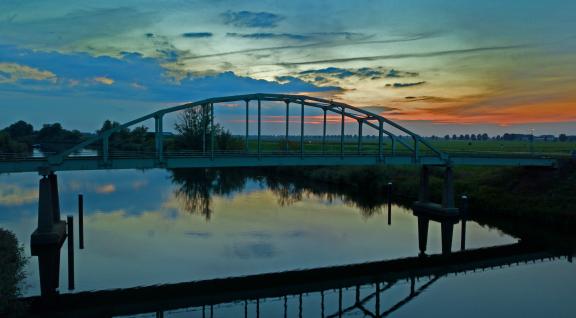 Brug bij ondergaande zon