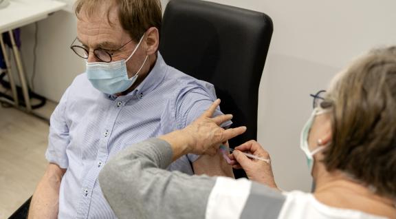 Man krijgt corona vaccinatie