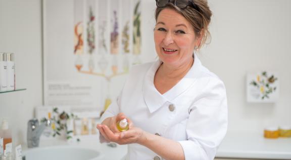 Vrouw in wit uniform ontsmet haar handen