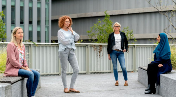 Vier vrouwen op een pleintje