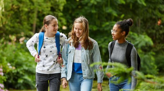 Drie meisjes wandelen in een park