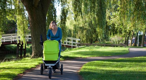 vrouw met kinderwagen