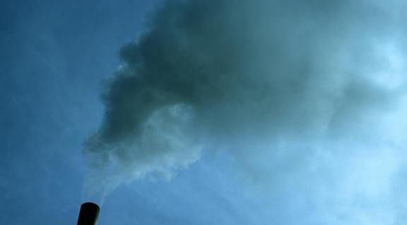 Schoorsteen van een fabriek 