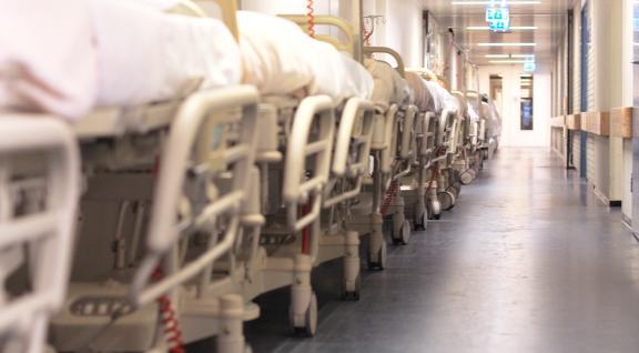 Lege bedden in ziekenhuisgang