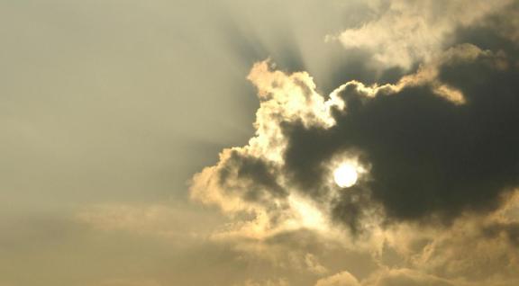 Zon door de wolken