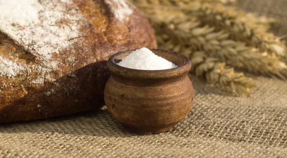 Zoutpotje naast brood