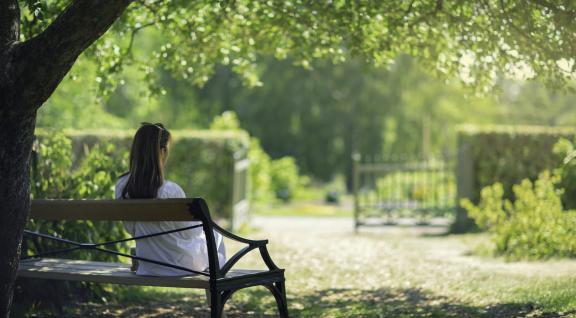 Vrouw op een bankje in een park