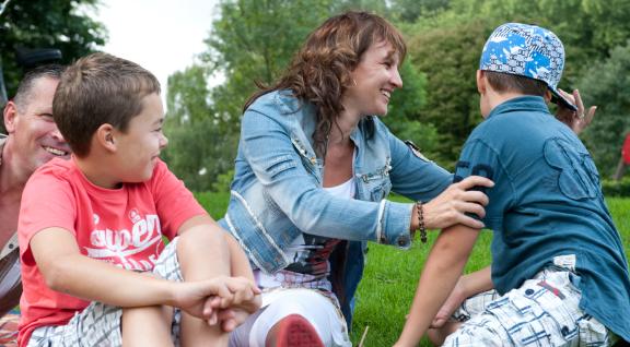 Gezin op het gras in het park