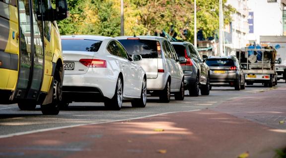 autoverkeer in de stad
