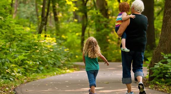 Vrouw wandelt met 2 kinderen