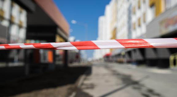 Rood lint over straat gespannen