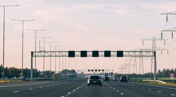 Snelweg met auto's