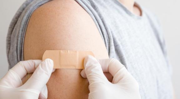 Pleister op arm na vaccinatie