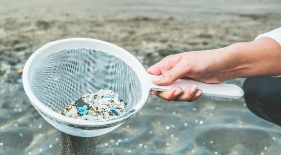 Zeef met microplastics