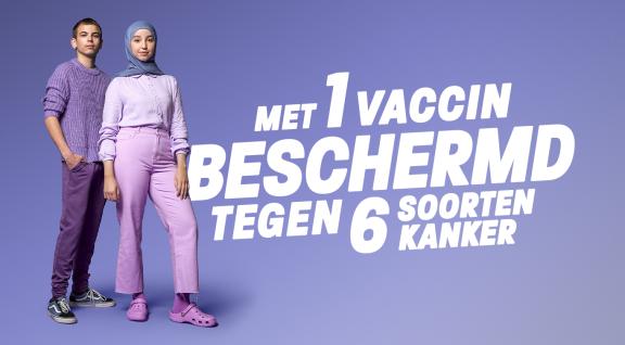 2 tieners poseren bij de tekst 'Met 1 vaccin beschermd tegen 6 soorten kanker'