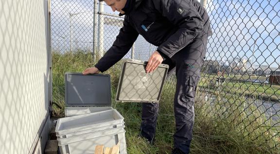 man is bezig met klaarzetten apparatuur voor meting van depositie