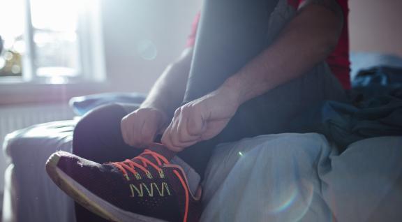 Persoon maakt zich klaar om de deur uit te gaan