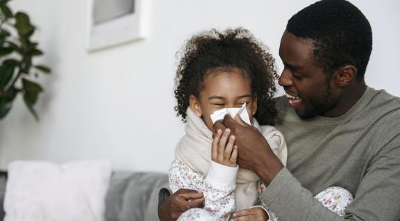 Man snuit neus van zijn kind