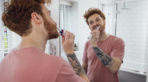 man poetst zijn tanden