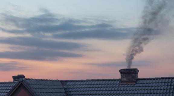 Rook uit schoorsteen van woonhuis