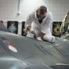 Een persoon bij Defensie verft een vliegtuig met mogelijk chroom-houdende verf