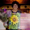 Winnaar BOP-prijs Annette Straver met bloemen en cheque