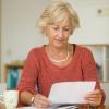 Vrouw leest uitnodigingsbrief bevolkingsonderzoek borstkanker