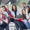 jongeren op trap bij nieuwsbericht Studentenmonitor