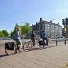 Fietsers voor een stoplicht in de stad 