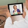 Arts heeft contact met patient via ipad