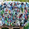 Plastic flessen afval gebundeld