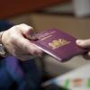 Overhandigen Nederlands paspoort aan statushouder