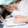 Artsen werken met laptop en tablet