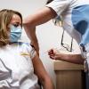 Zorgmedewerkster krijgt boostervaccinatie