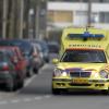 Ambulance rijdt door straat met zwaailicht