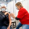 Vrouw 1965 krijgt vaccinatie