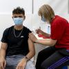 22-jarige krijgt COVID-19 vaccinatie
