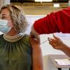 Vrouw eind veertig krijgt booster vaccinatie