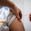Zorgmedewerker ontvangt de booster vaccinatie (Covid-19)